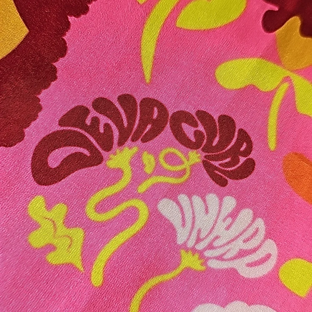 Diva Curl wrap for your hair. However,it could be for your neck. Pink 26